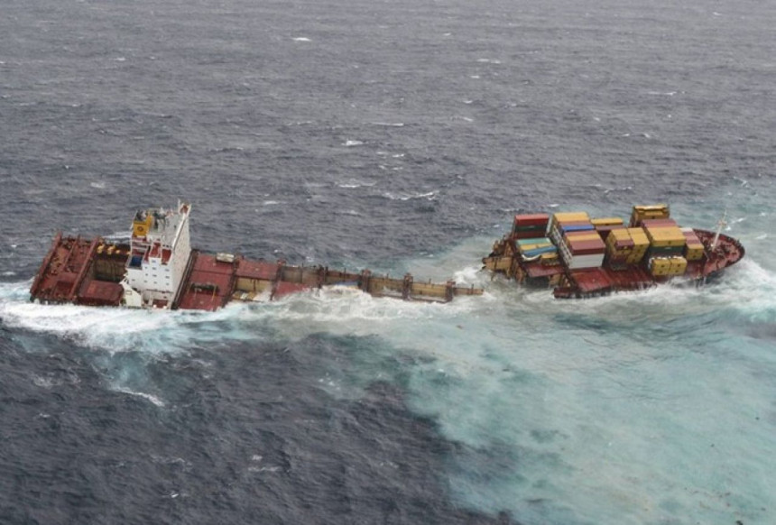 Poginulo 28 osoba nakon sudara brodova