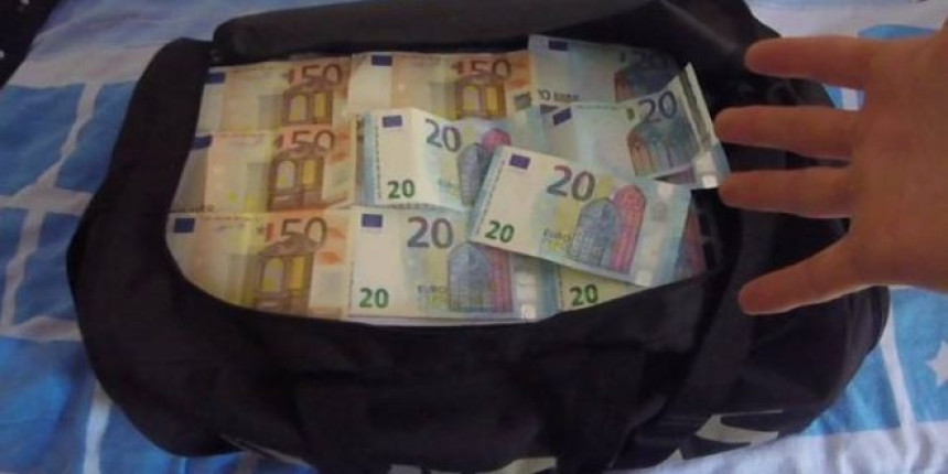 Pokušali prenijeti u torbi sa hranom 75.000 evra