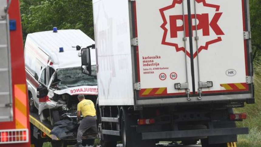 Dvoje poginulih u sudaru vozila hitne pomoći i kamiona