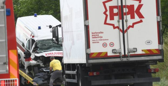 Dvoje poginulih u sudaru vozila hitne pomoći i kamiona
