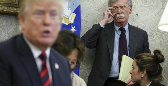 Bolton otkriva ko vrti Trampa oko malog prsta, nije Putin