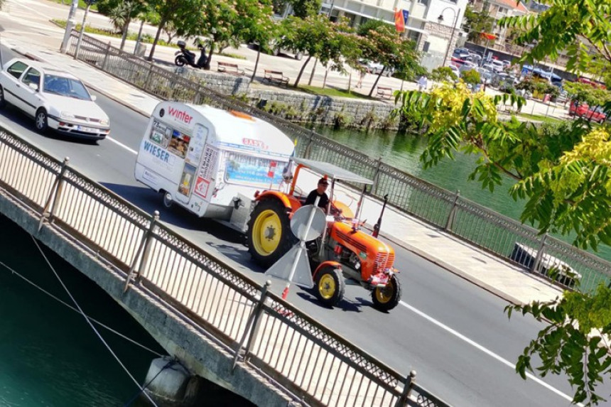 Turisti iz Austrije u Crnu Goru došli traktorima