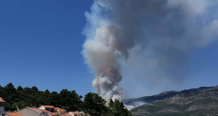 Vatra prijeti kućama, dejstvuju tri kanadera