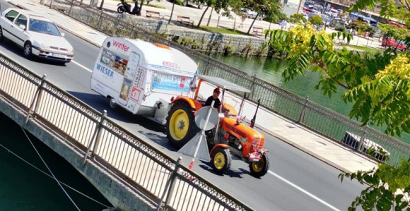 Turisti iz Austrije u Crnu Goru došli traktorima
