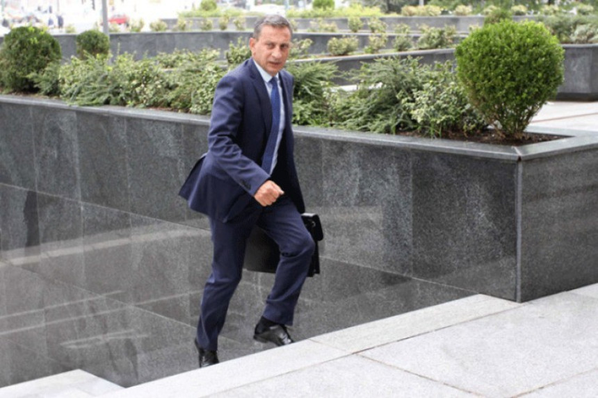 Osmica dostavio diplomu Američkog univerziteta