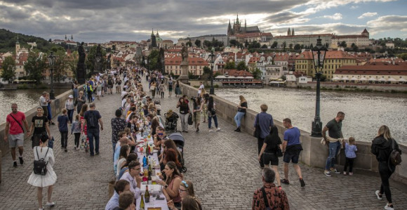 Česi napravili oproštajnu žurku za kovid-19