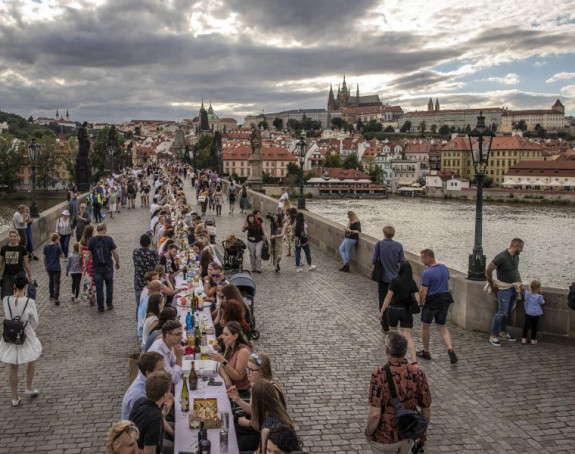 Česi napravili oproštajnu žurku za kovid-19