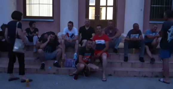 Okupljanje građana ispred opštine u Drvaru