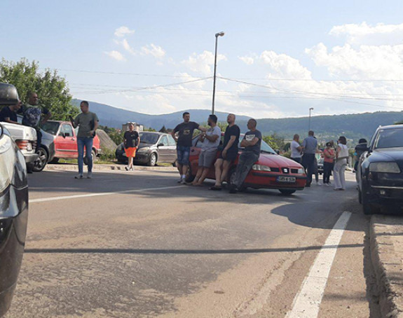 Mještani Drvara blokirali put zbog otpada iz Italije