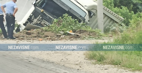 Derventa: Kamion sletio sa puta, saobraćaj usporen