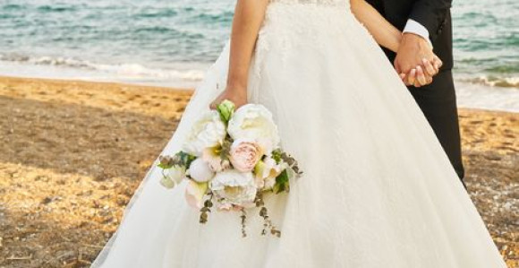 Mladenci hteli savršenu fotku na steni ali ih je talas povukao u more!