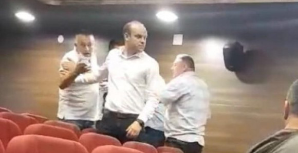 Zamalo tuča u SO Bratunac: Pale teške uvrede i psovke