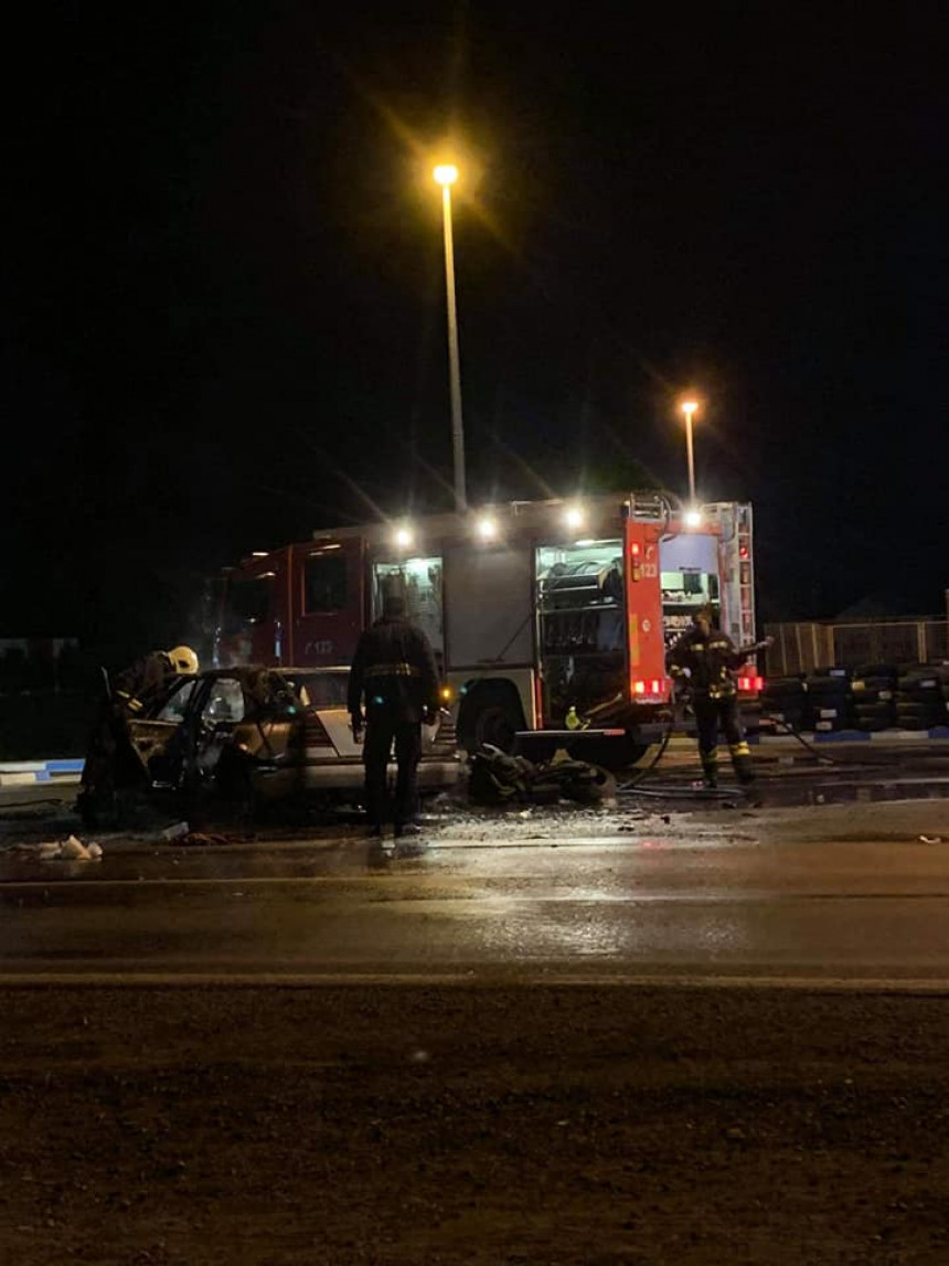 Gradiška: Motorista udario u auto, pa se zapalio