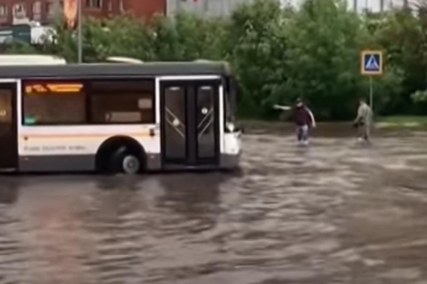 Потоп у Москви: Улице се претвориле у ријеке (ВИДЕО)