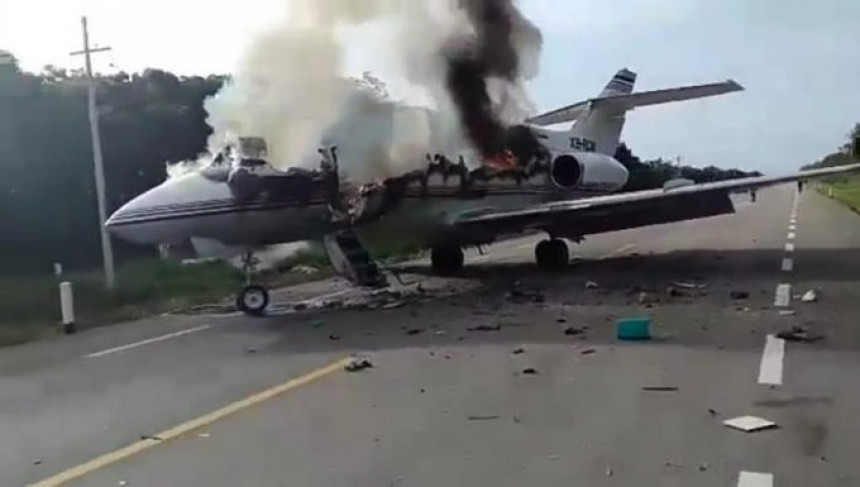 Авион у пламену: Или је пао или су га срушили