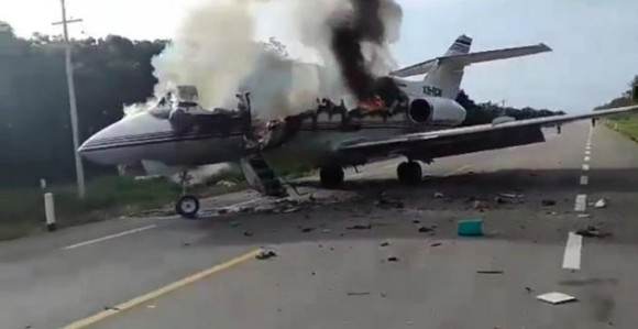 Avion u plamenu: Ili je pao ili su ga srušili