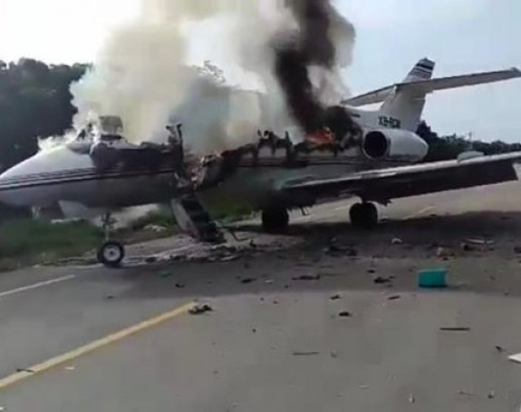 Avion u plamenu: Ili je pao ili su ga srušili