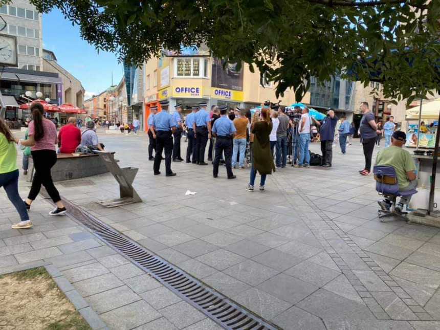 Policija uhapsila članove Pravde za Davida zbog obraćanja medijima na Trgu Krajine (VIDEO)