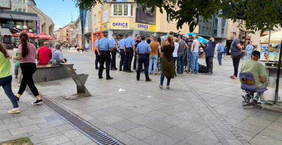 Policija uhapsila članove Pravde za Davida zbog obraćanja medijima na Trgu Krajine (VIDEO)
