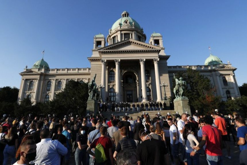 Београд: Протест испред Скупштине, блокиран центар