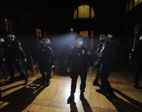BG: Sedam civila i 13 policajaca sinoć povrijeđeno