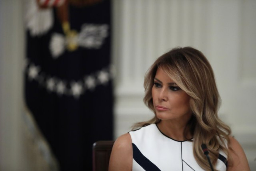 Zapaljena drvena statua američke prve dame Melanije