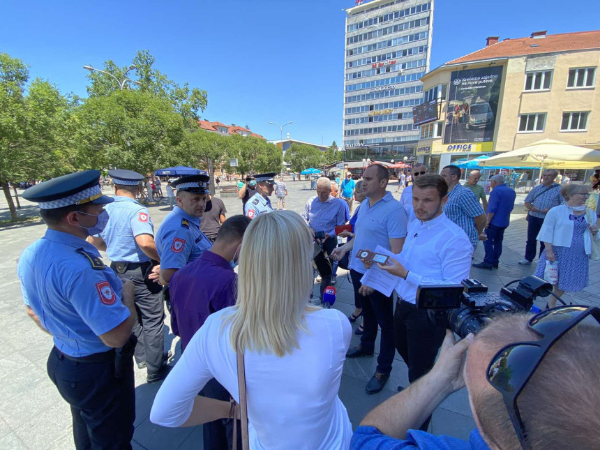 Policija i danas intervenisala na Trgu Krajine: Meta im bili poslanik i odbornici opozicije iz Banjaluke (VIDEO)