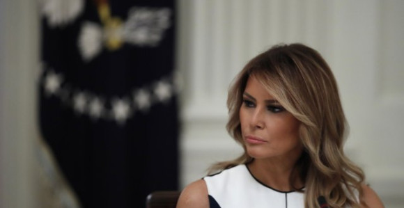 Zapaljena drvena statua američke prve dame Melanije