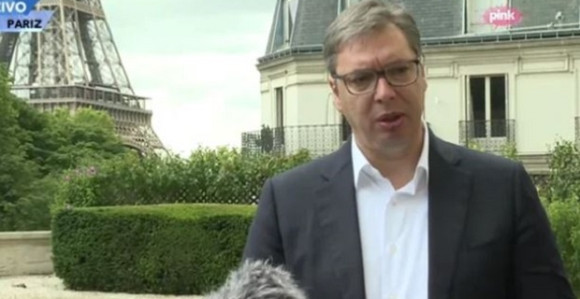 Vučić iz Pariza: Konačno su pale maske