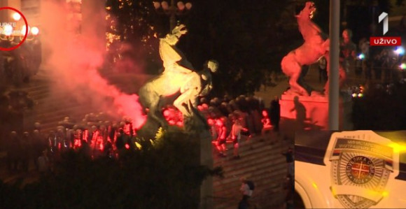 Policija reagovala, u toku je hapšenje demonstranta