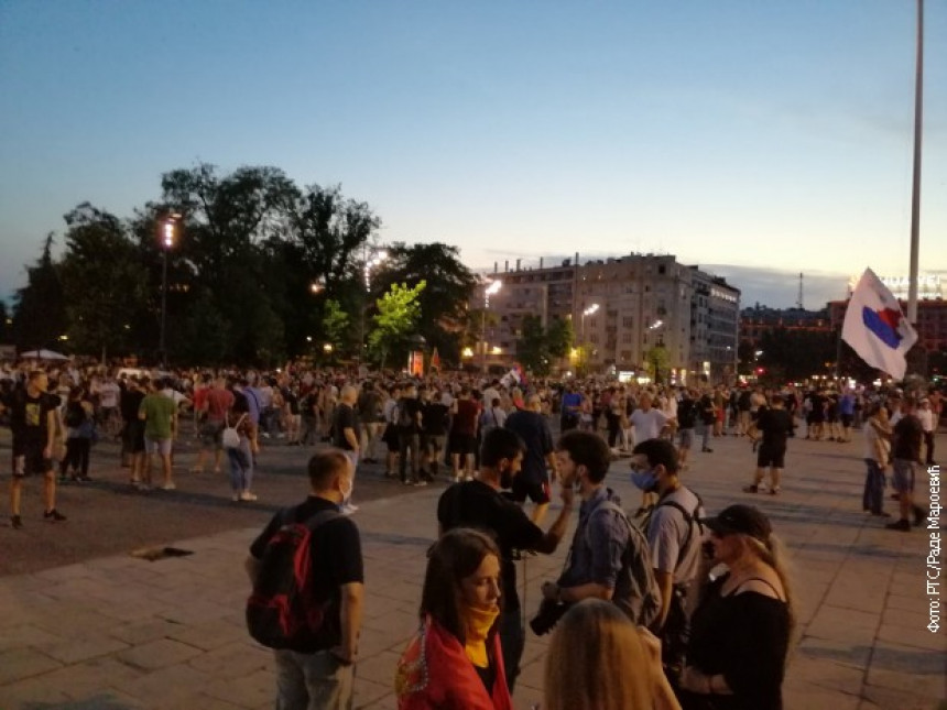 Beograd: Protesti peto veče zaredom ispred Skupštine