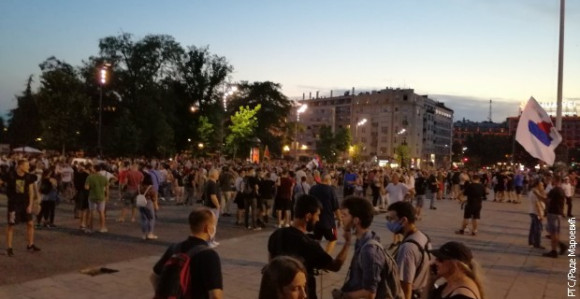 Beograd: Protesti peto veče zaredom ispred Skupštine