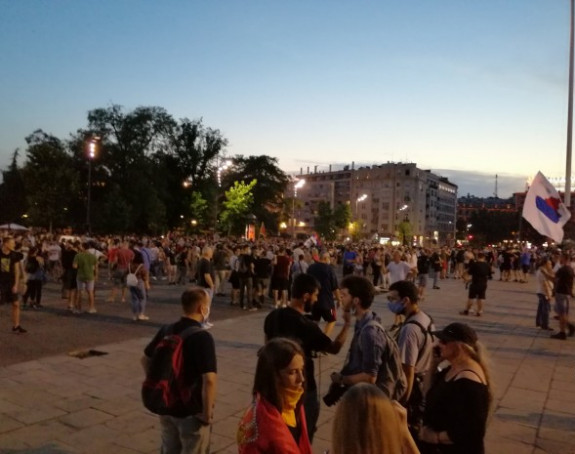 Beograd: Protesti peto veče zaredom ispred Skupštine