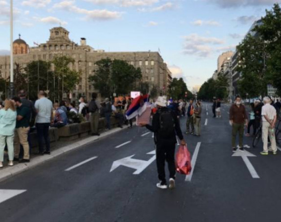 Мирни протести у више градова Србије