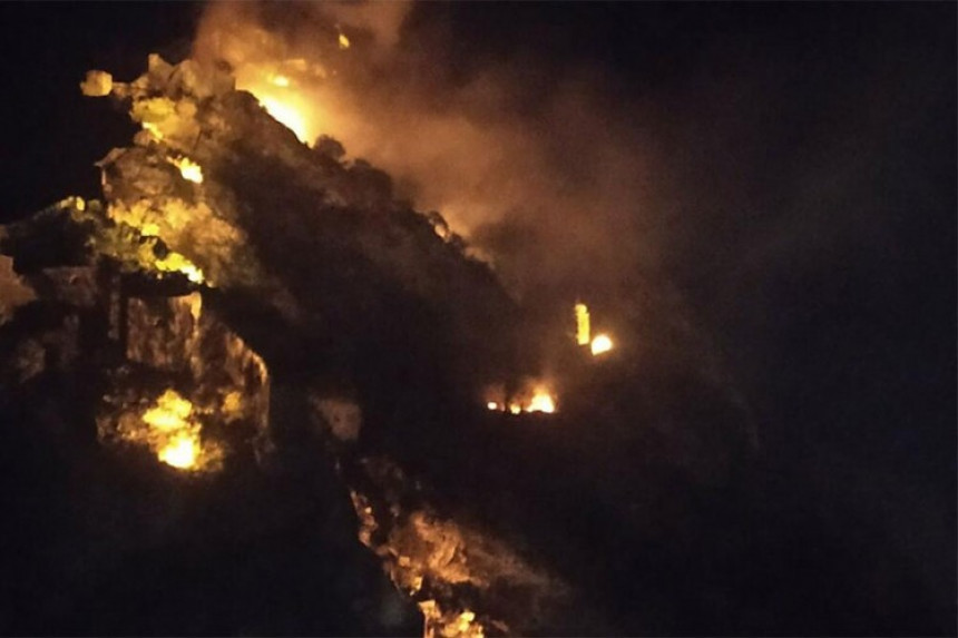 Bakljada izazvala požar na brdu u Kotoru