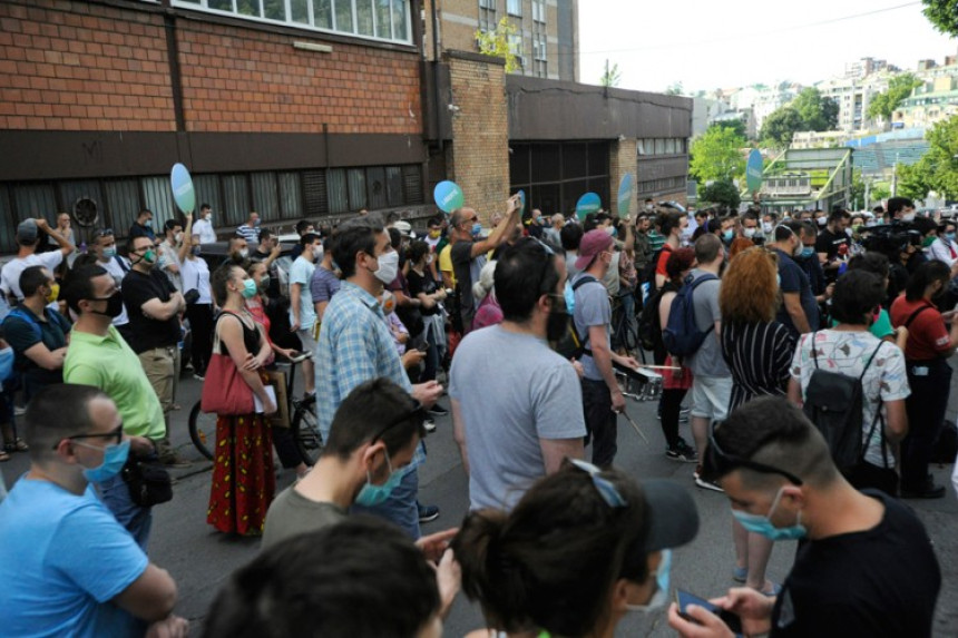 Demonstranti u manjem broju ispred Skupštine Srbije