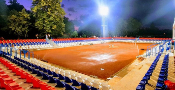 Novac od mobilne bolnice za gradnju teniskog terena