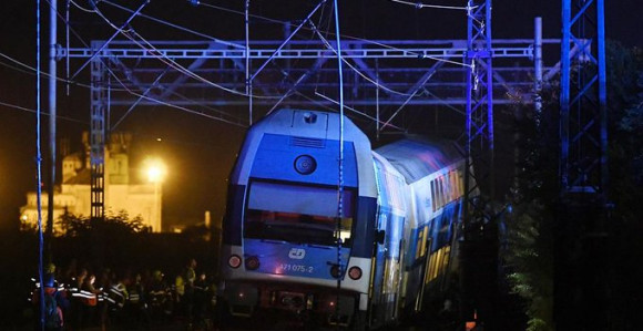 Povrijeđeno više od 60 osoba u sudaru dva voza kod Praga