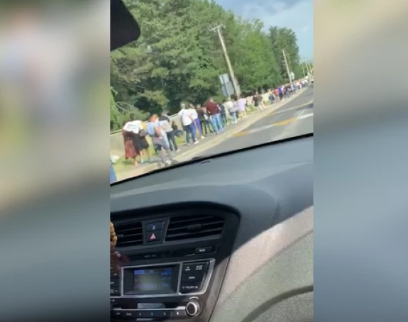 Redovi od nekoliko stotina metara, ljudi čekaju na testiranje