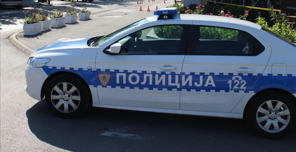 Bacio bombu pa se zabarikadirao u kuću sa majkom