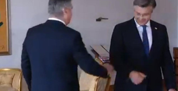 Milanović Plenkoviću ruku, Plenković Milanoviću lakat