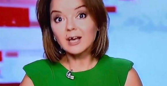 Voditeljki ispao zub tokom čitanja vesti, a njena reakcija je oduševila mnoge! (VIDEO)