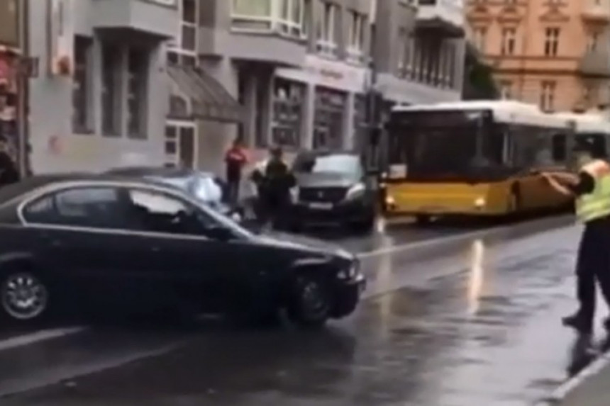 Državljanin Srbije napravio haos u Berlinu, lupao auta