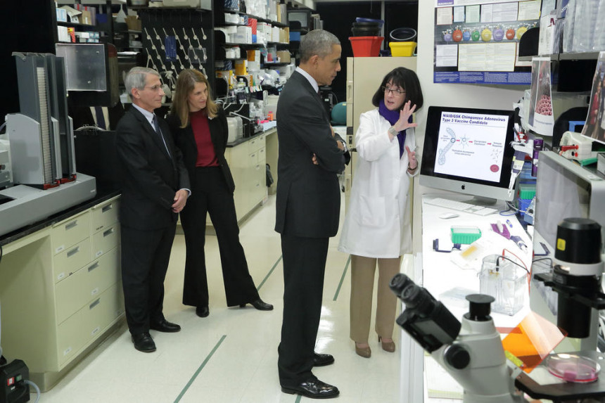 Obama i supruga Bila Gejtsa u laboratoriji u Vuhanu 2015?!