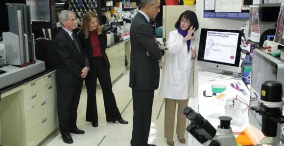 Obama i supruga Bila Gejtsa u laboratoriji u Vuhanu 2015?!