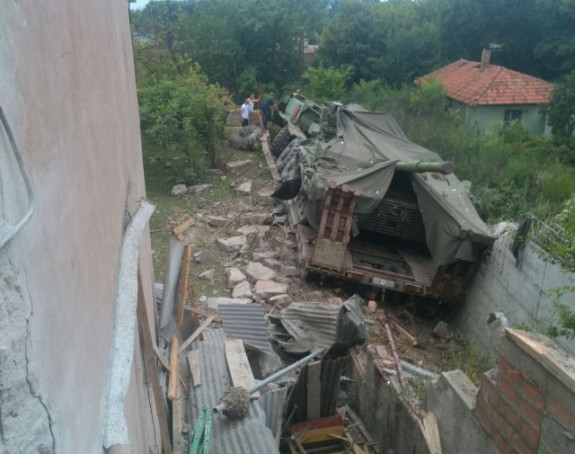 Kamion koji je prevozio tenk sletio sa puta