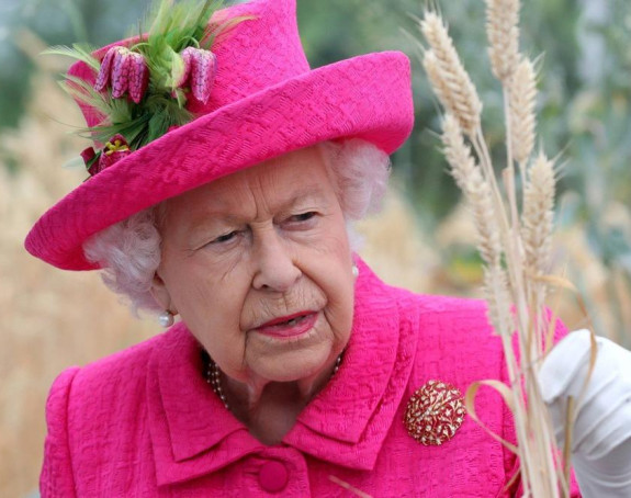 Kraljica Elizabeta ima svog navijača satova, nosača cipela, gajdaša koji je budi...