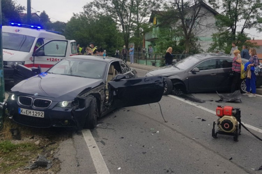 Sudar u Vogošći: Vatrogasci sjekli lim da izvuku vozača