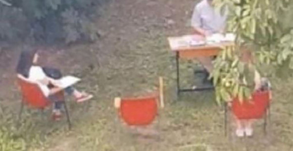 Profesor zakazao studentima ispit ispod oraha
