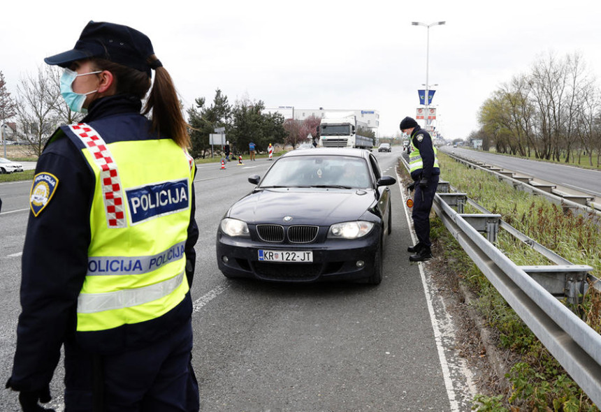 Automobil sa petoro putnika udario u kamion